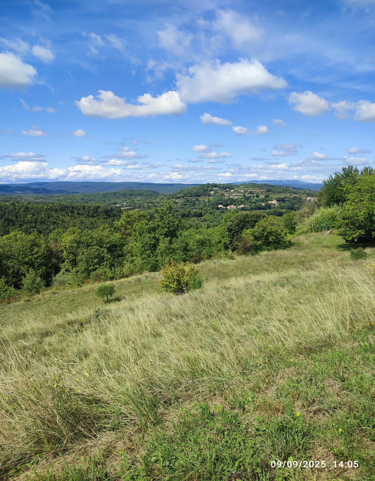 Balade agréable à Saint-Julien-de-Peyrolas - Saint-Julien-de-Peyrolas