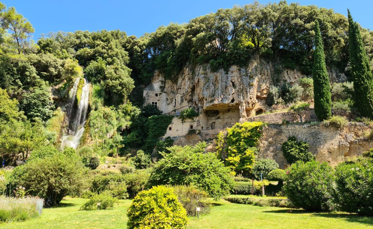 La cascade de Villecroze et les maisons troglodytes