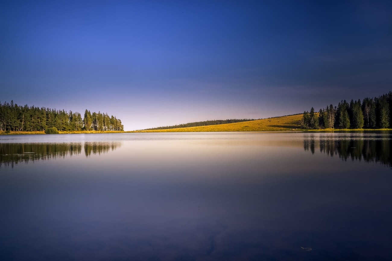 Randonnée lac de Servières : vue crépuscule sur le lac et la végétation environnante