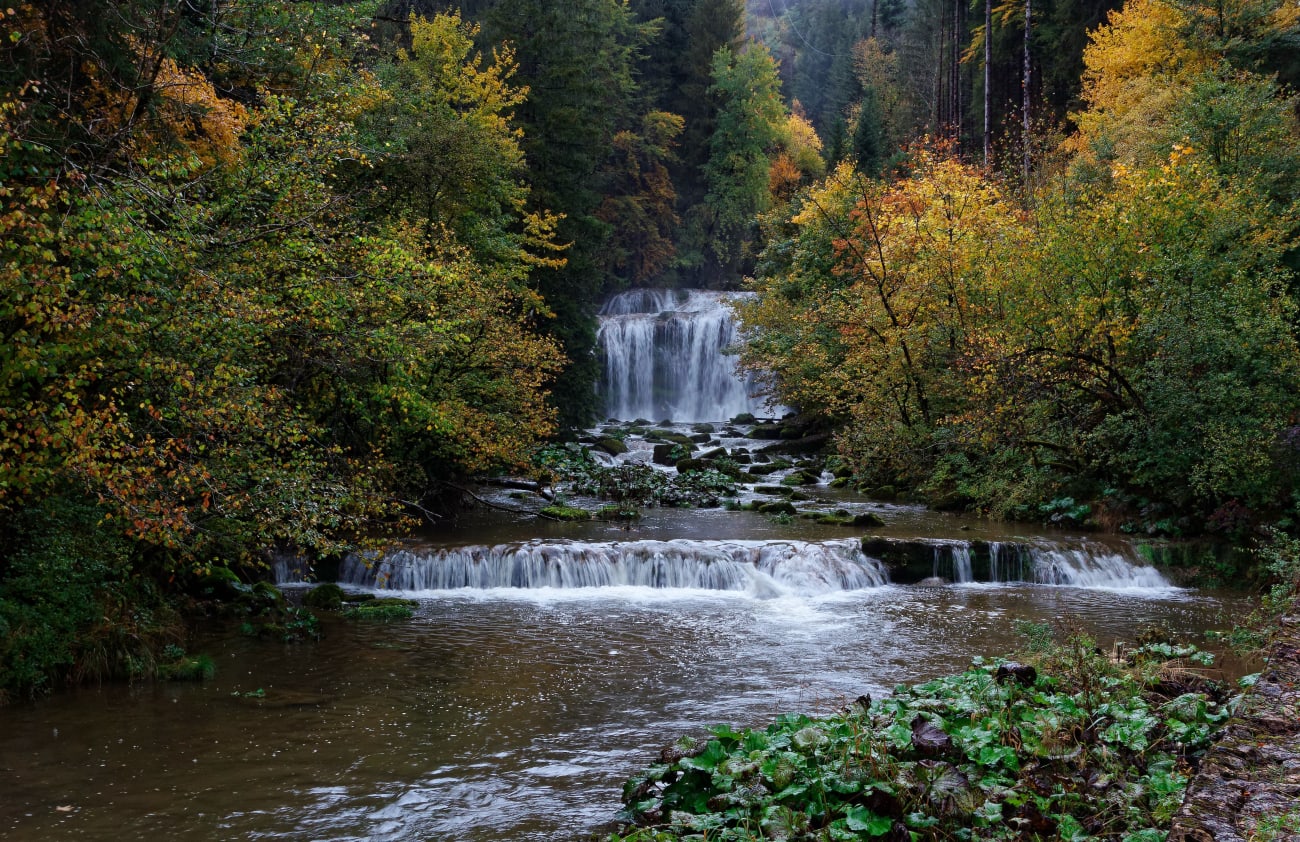 La cascade du Saut du Moulin près de la source de l'Ain, dans le Jura