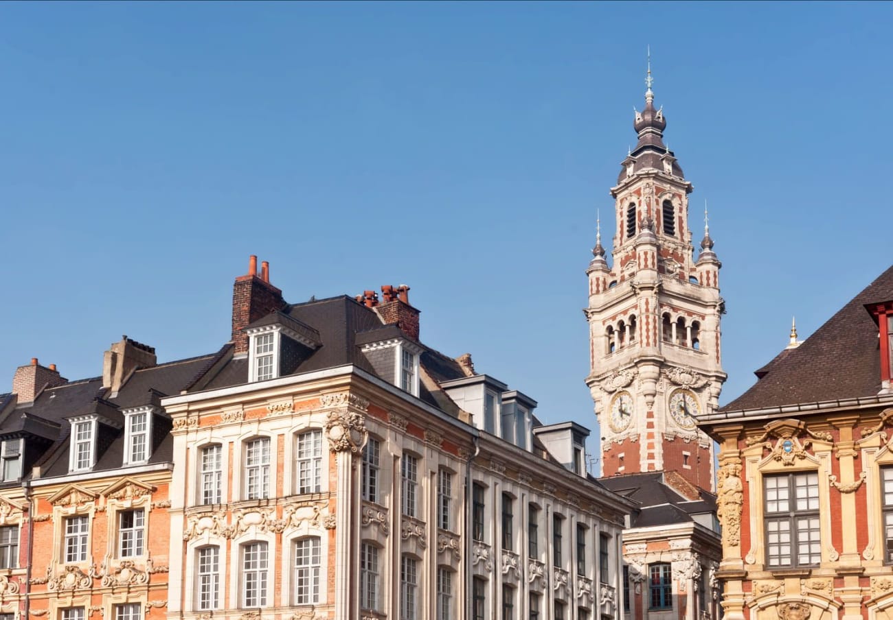 Balade à Lille : vue sur le beffroi de l'hôtel de ville de Lille et les façades à l'architecture typique