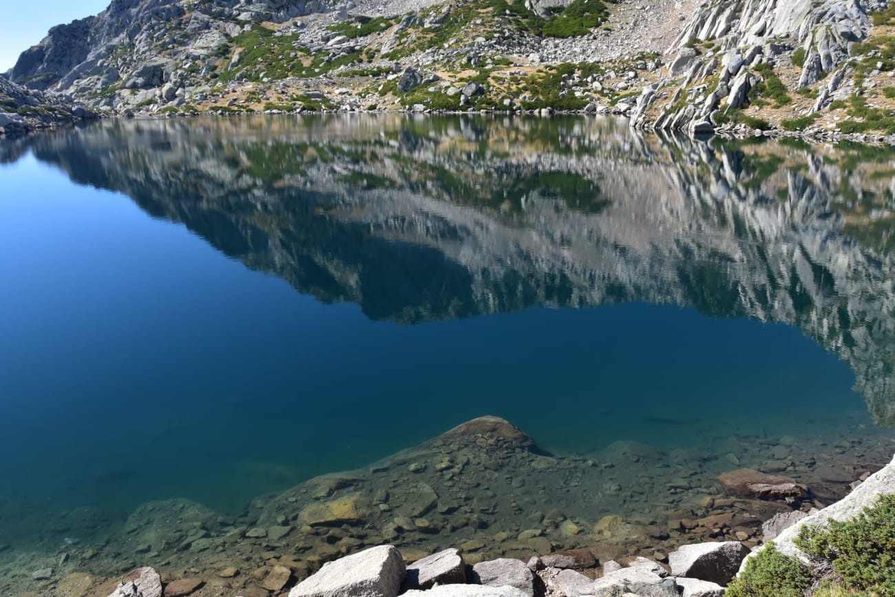Randonnée lac de Bastani : bord du lac et reflet de la montagne