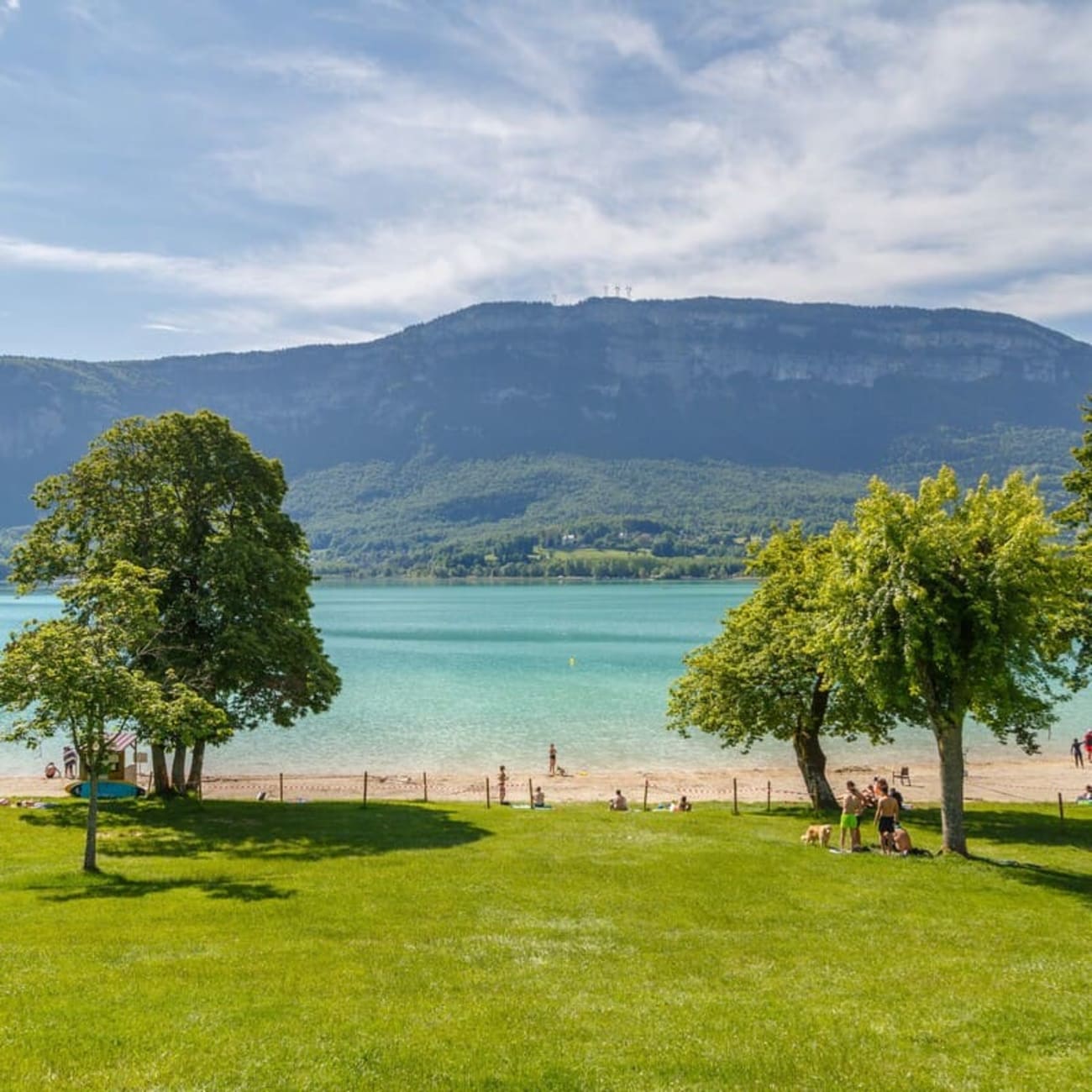 Randonnée lac Savoie : vue sur le lac d'Aiguebelette et ses petites plages propices à la baignade