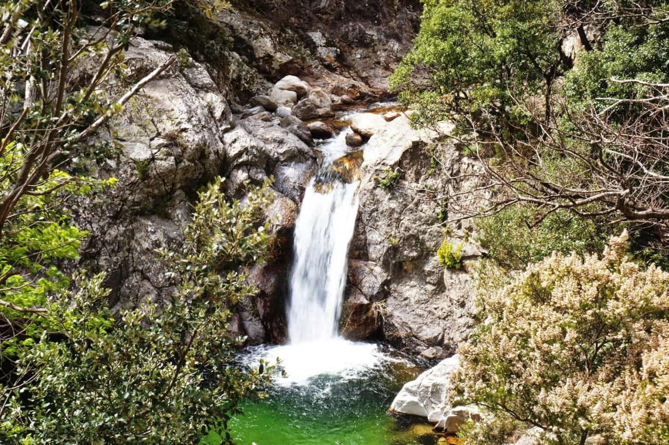 Randonnée gorges d'Héric : chute d'eau sur roche, entourée de végétation