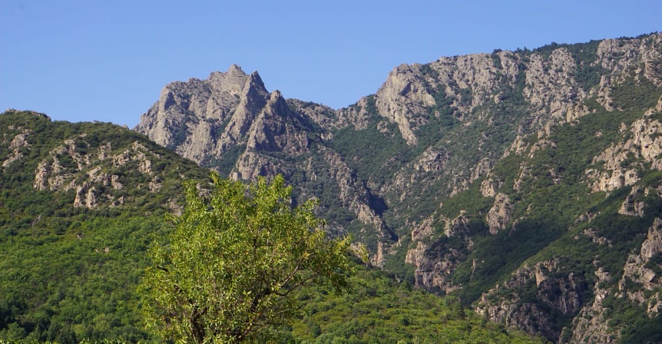 Randonnée gorges d'Héric : crêtes et aiguilles montagneuses avec verdure