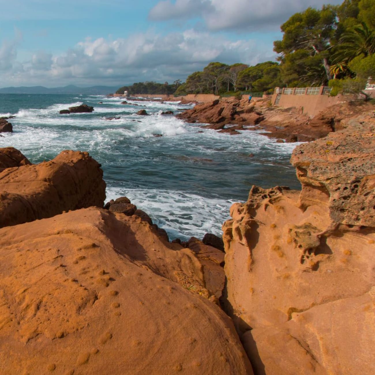 Randonnée cap Dramont : roche rouge au bord de l'eau