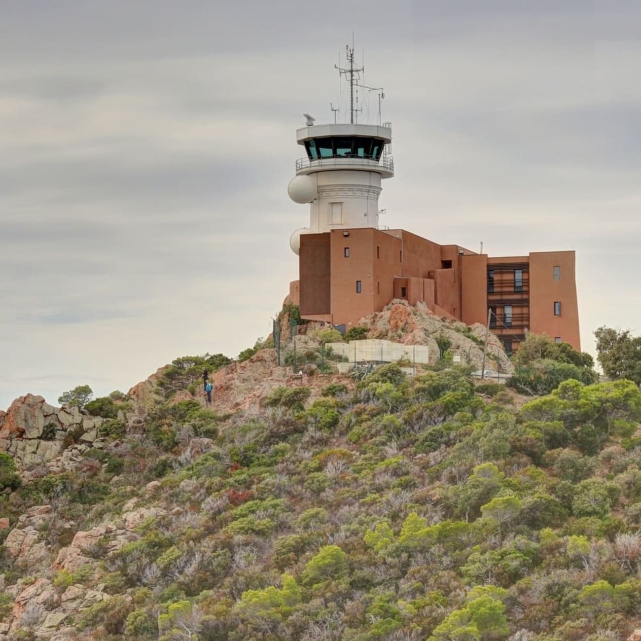 Randonnée cap Dramont : bâtiment sémaphore sur colline