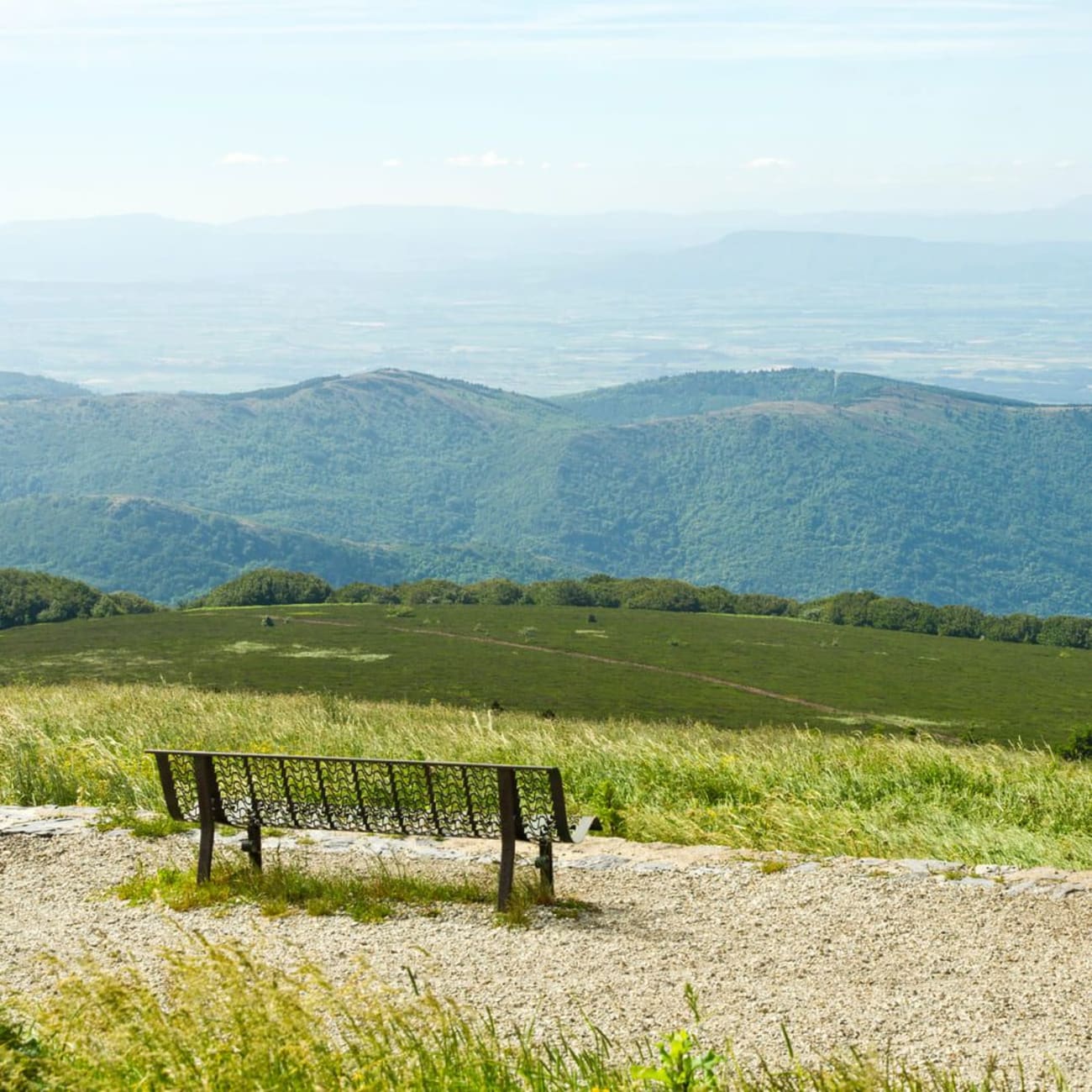 Le panorama depuis le sommet du pic de Nore, dans l'Aude, avec un banc