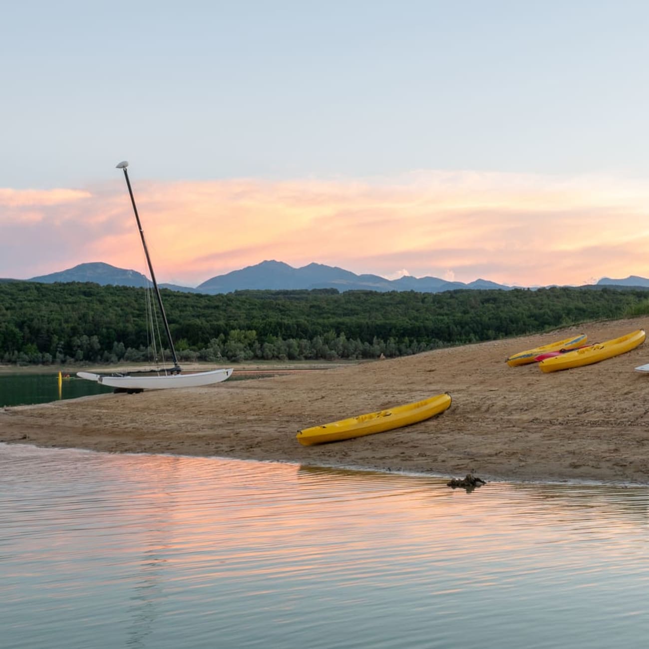 Randonnée lac de Montbel : canoës jaunes sur la plage, au coucher du soleil