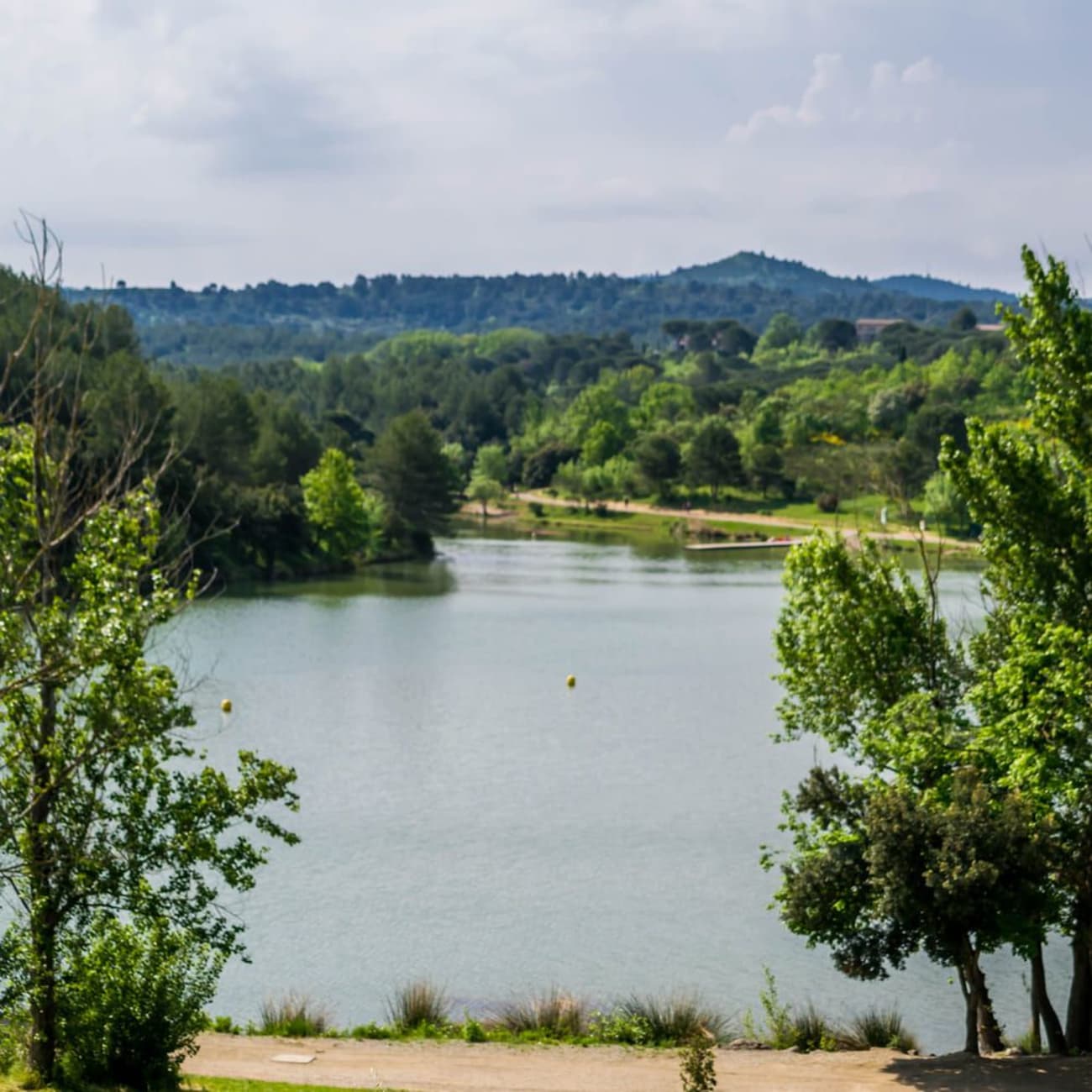 Randonnée lacs Aude : étendue d'eau entourée d'arbres