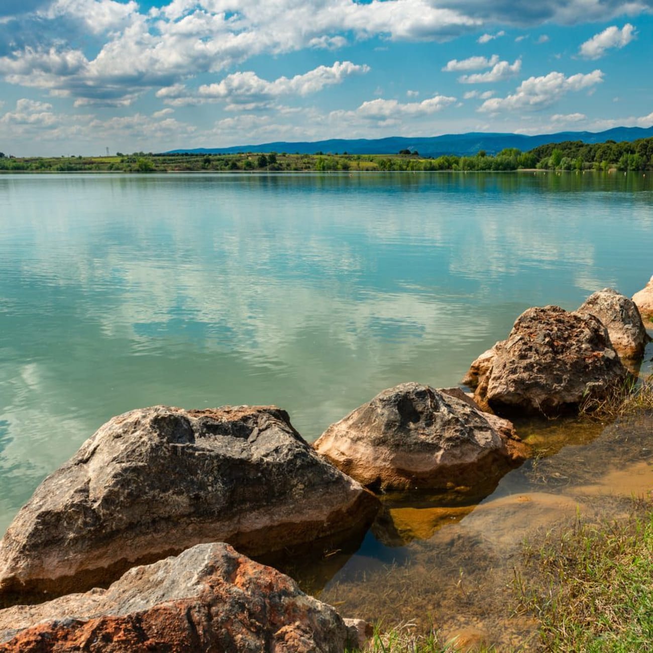 Randonnée lacs Aude : étendue d'eau turquoise et blocs de roche