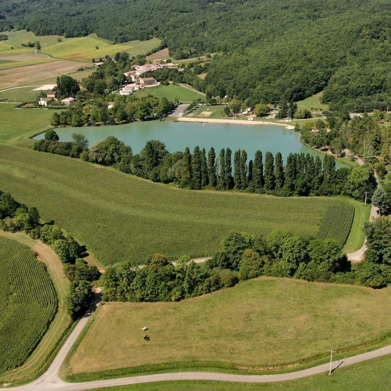 Randonnée lacs Aude : étendue d'eau bleue entourée d'arbres et de plaines vertes