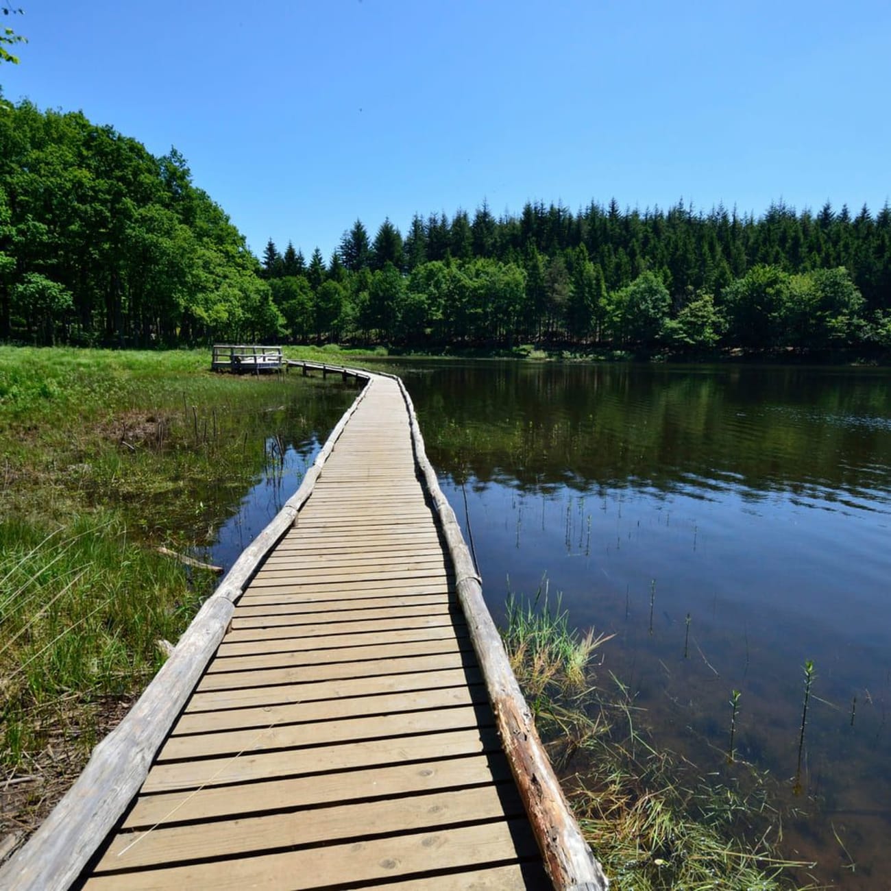 Randonnée lacs Aude : ponton en bois au bord d'un lac