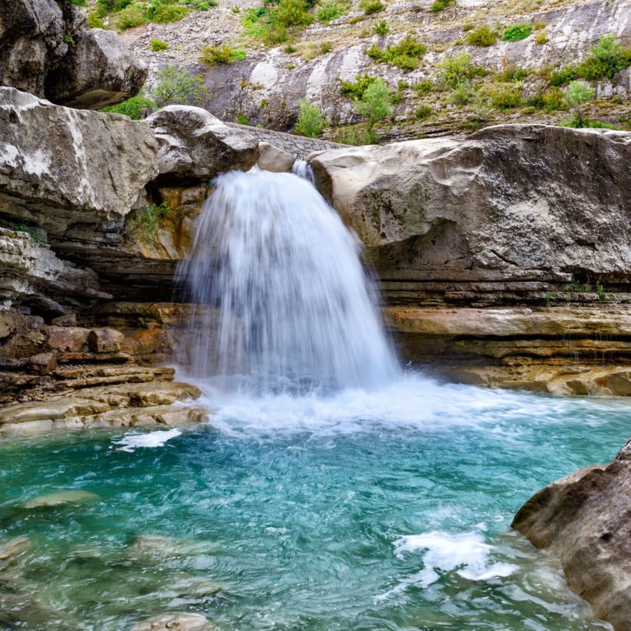Randonnée gorges de la Méouge : cascade d'eau cristalline