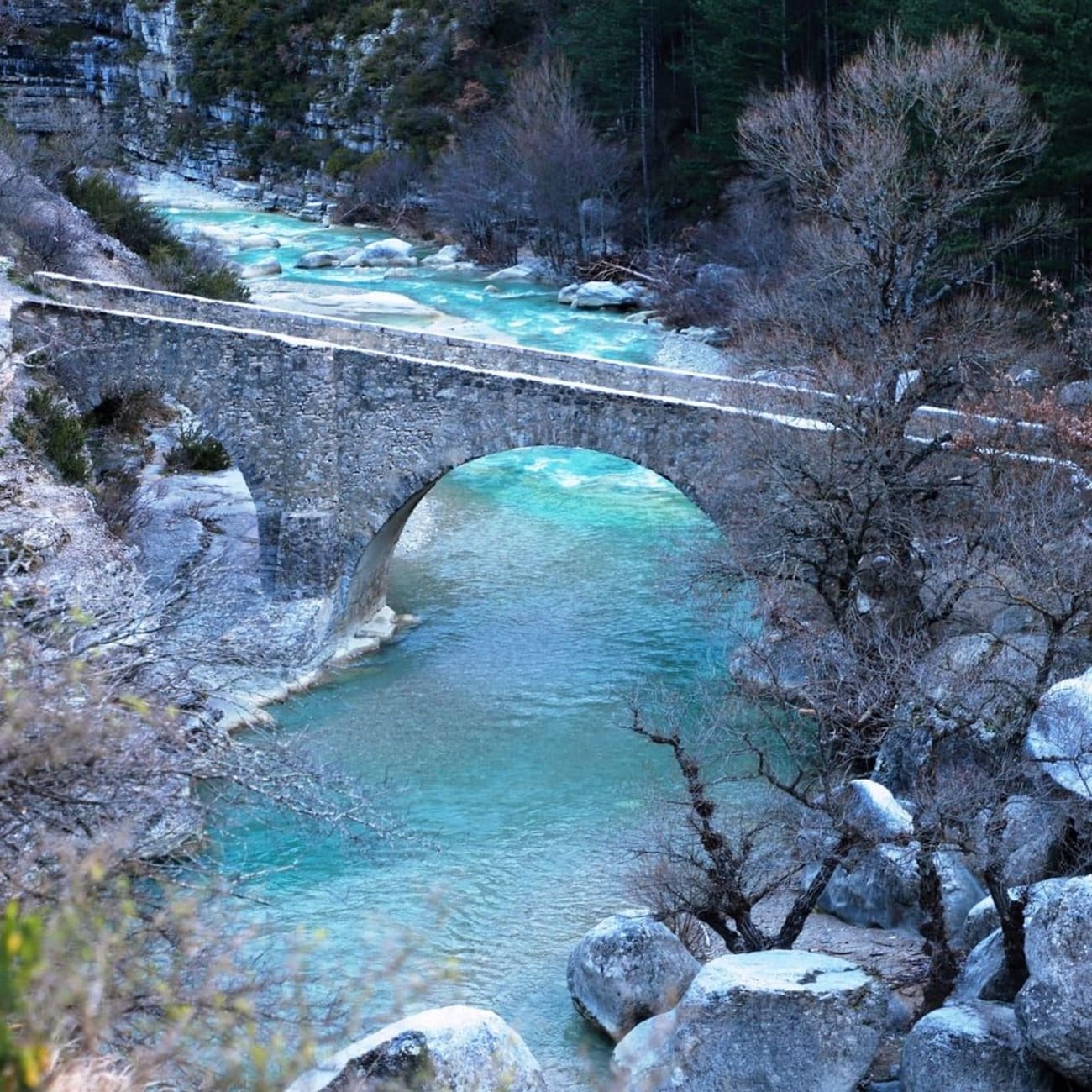 Randonnée gorges de la Méouge : vue dessus pont et eau cristalline