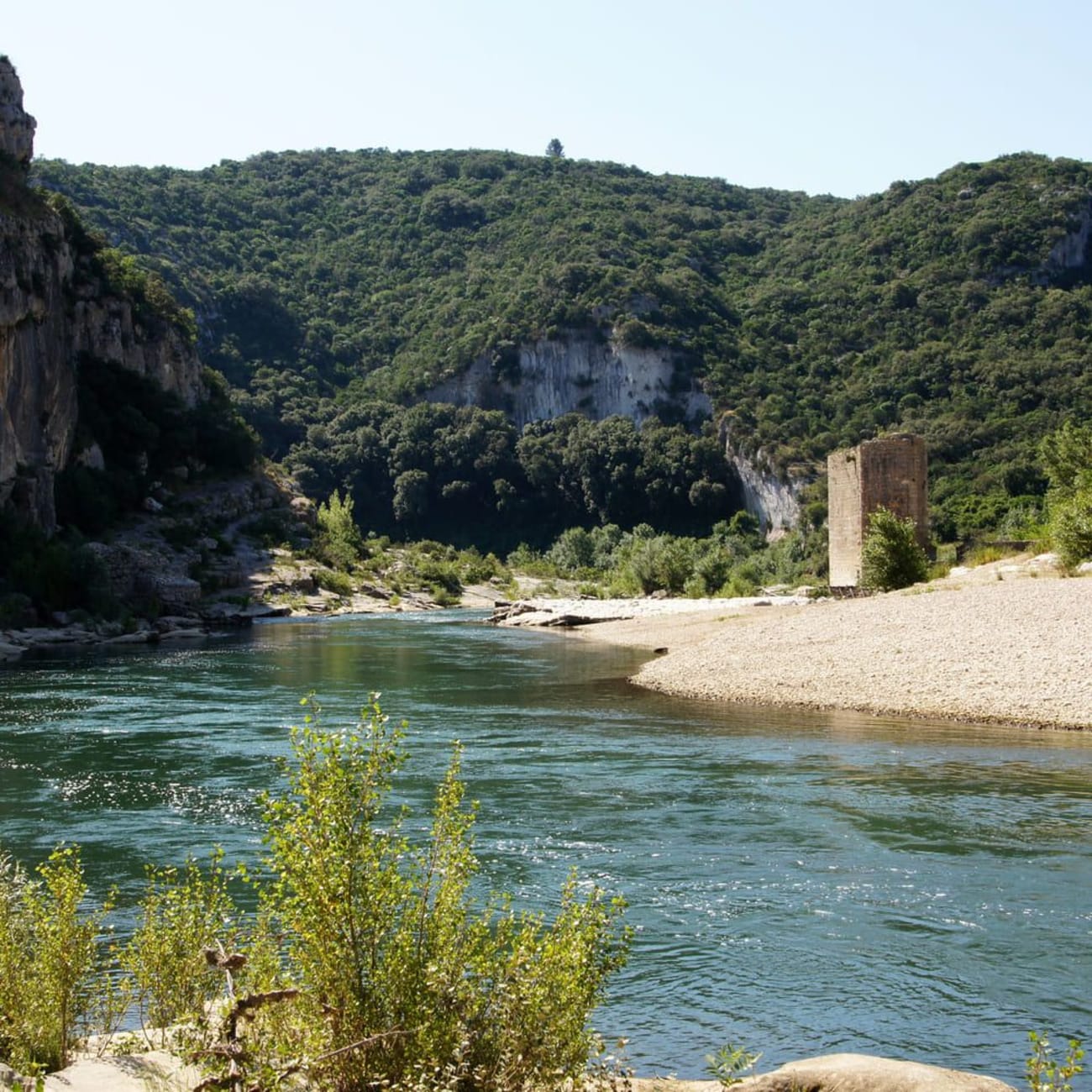 Les gorges du Gardon vues près de la rivière, avec un moulin