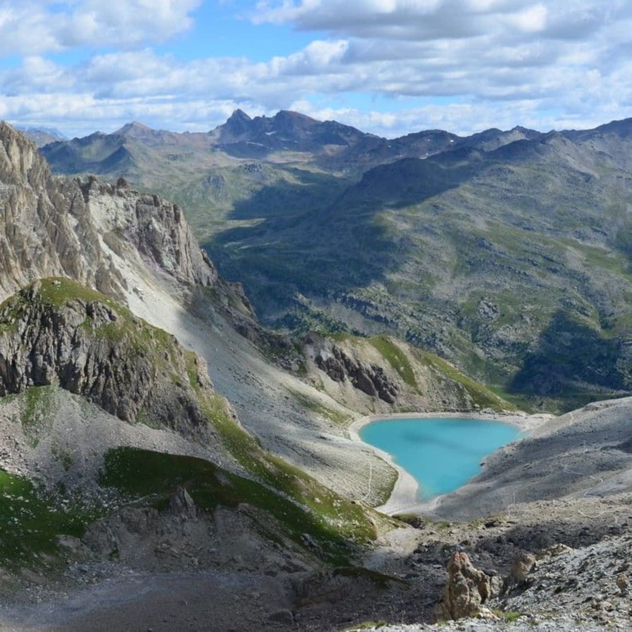 Lac des Béraudes : vue sur le lac depuis les hauteurs du massif