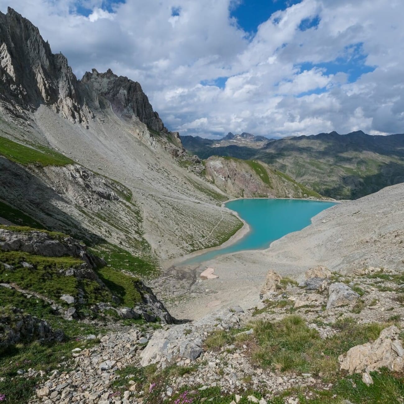 Lac des Béraudes : le lac dans son cirque minéral des Cerces