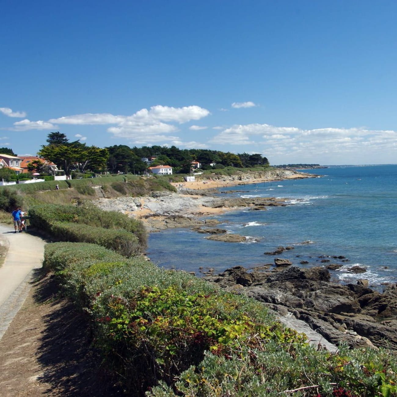 Randonnée pointe Saint-Gildas : sentier sur falaise au bord de la mer