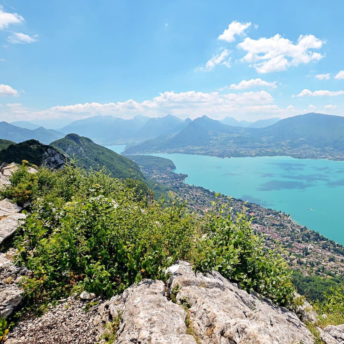 Randonnée au mont Veyrier : vue sur le lac d'Annecy depuis le sommet