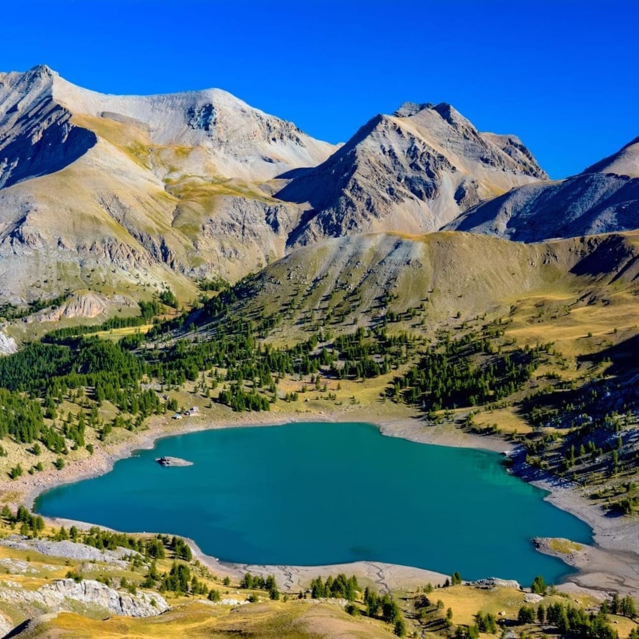 Randonnée Mercantour : étendue d'eau turquoise au pied des montagnes