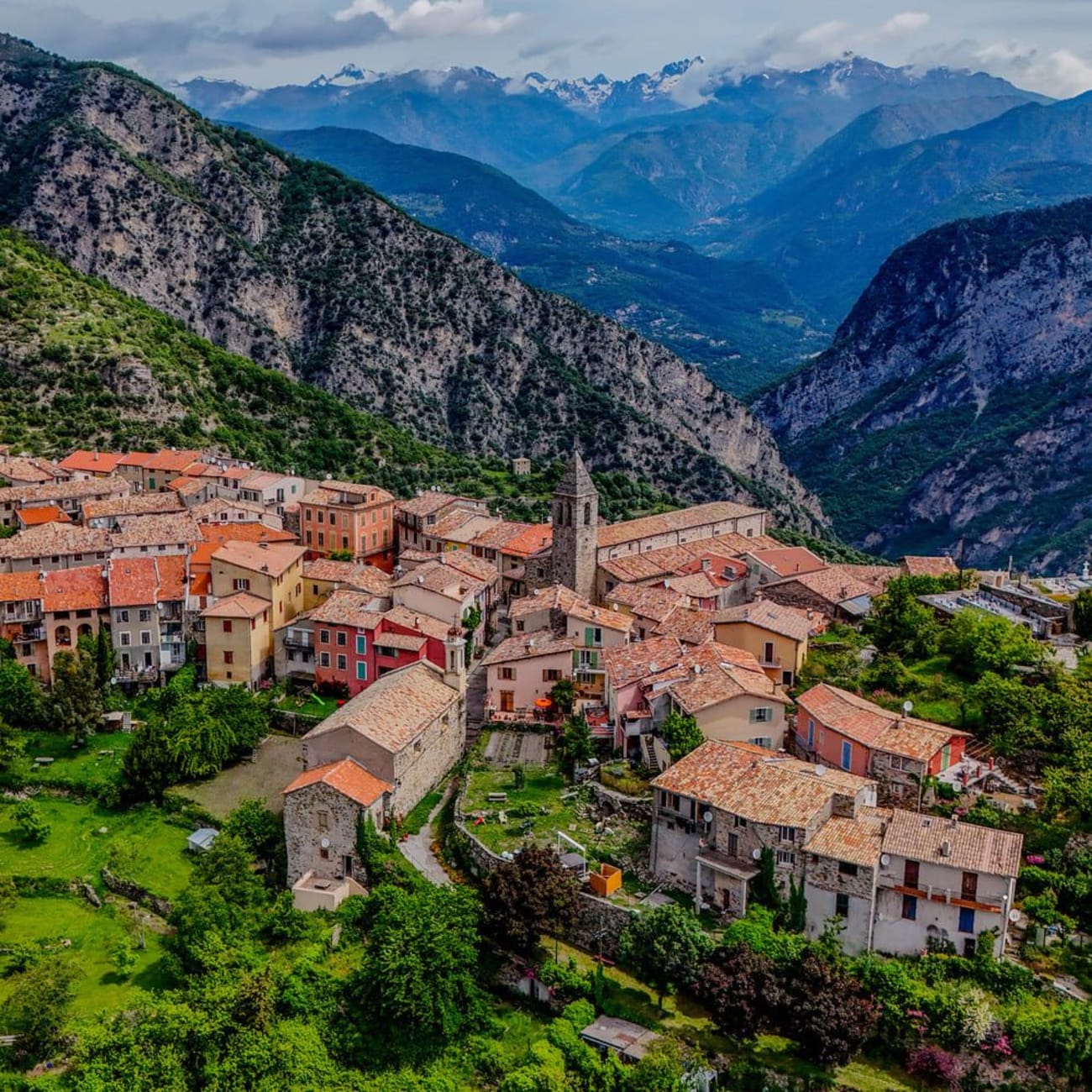 Randonnée Mercantour : village aux toits orange perché sur montagne