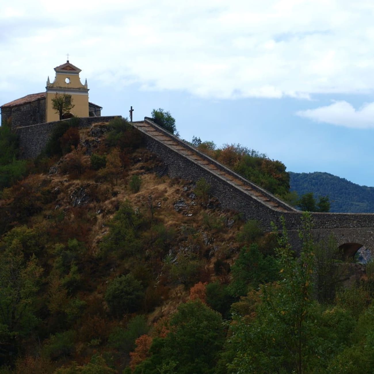 Randonnée Mercantour : chapelle perchée sur colline en haut d'escaliers