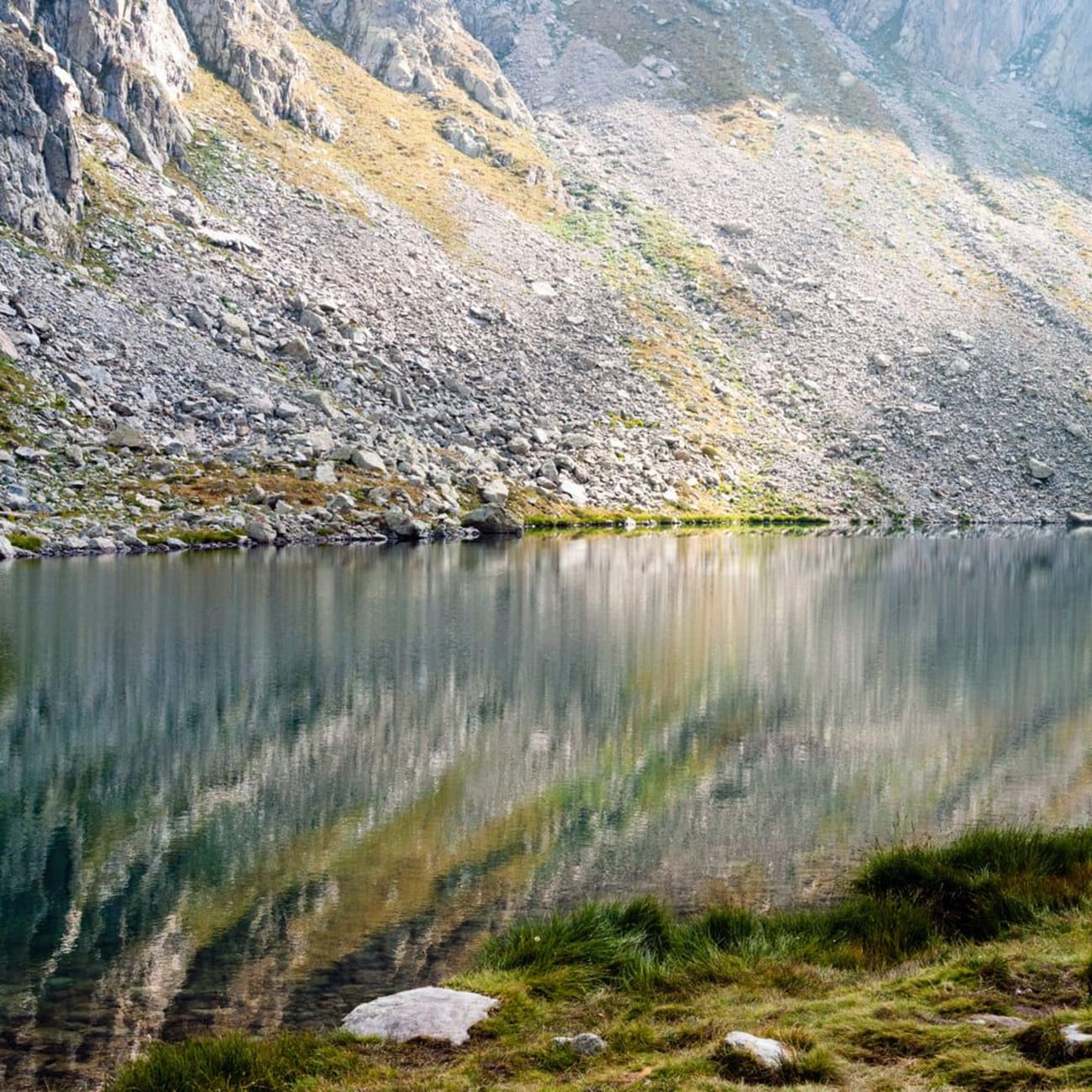 Randonnée Mercantour : eau reflétant la montagne rocailleuse
