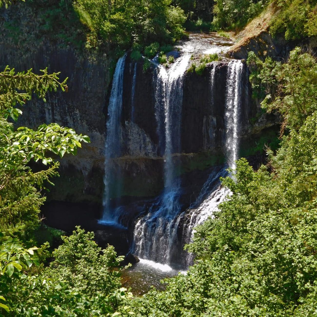 Randonnée cascade la Beaume : eau tombant par filets, vue de loin