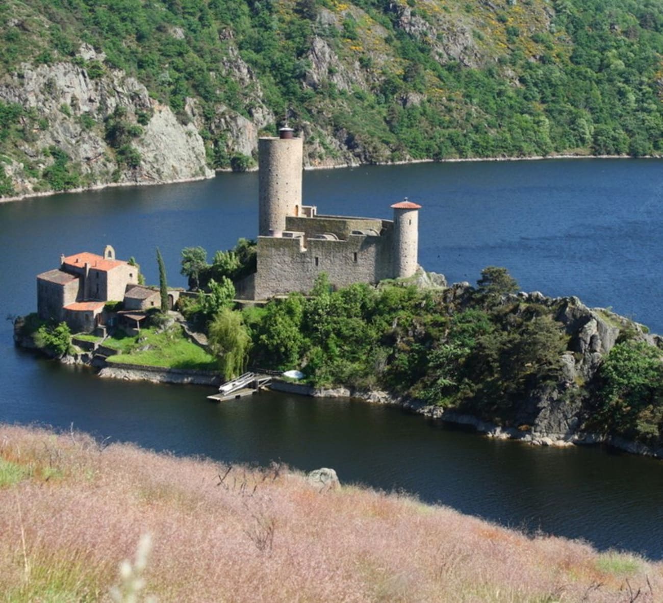 Vue sur le château d'Essalois surplombant les Gorges de la Loire.