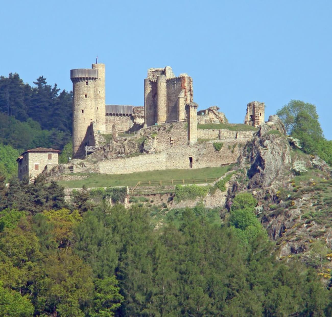 Photo des ruines du château de Rochebaron à proximité des Gorges de la Loire.