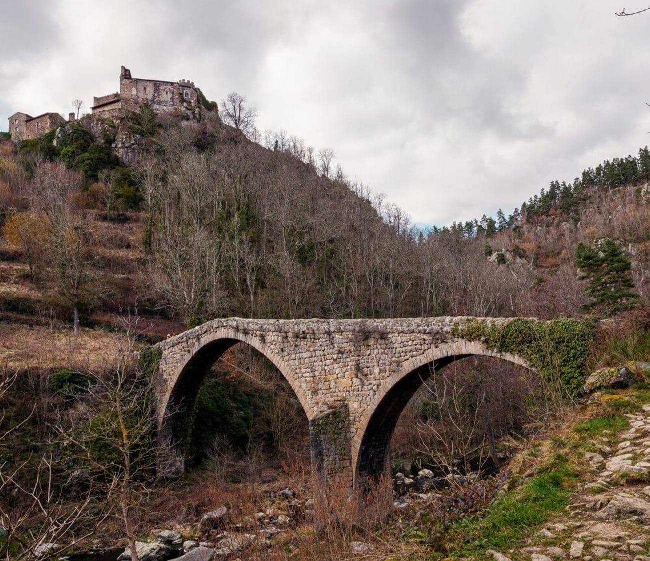 Vue sur le pont du Diable et les ruines du château de Chalençon dans les gorges de la Loire