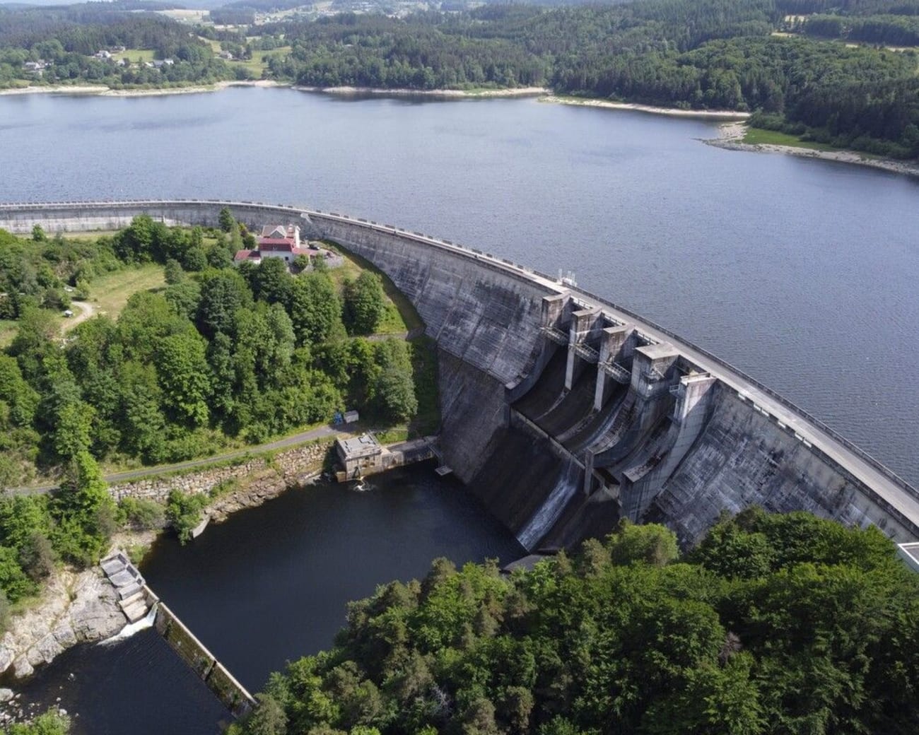 Vue sur le barrage de Lavalette et panorama montrant le tour du lac.