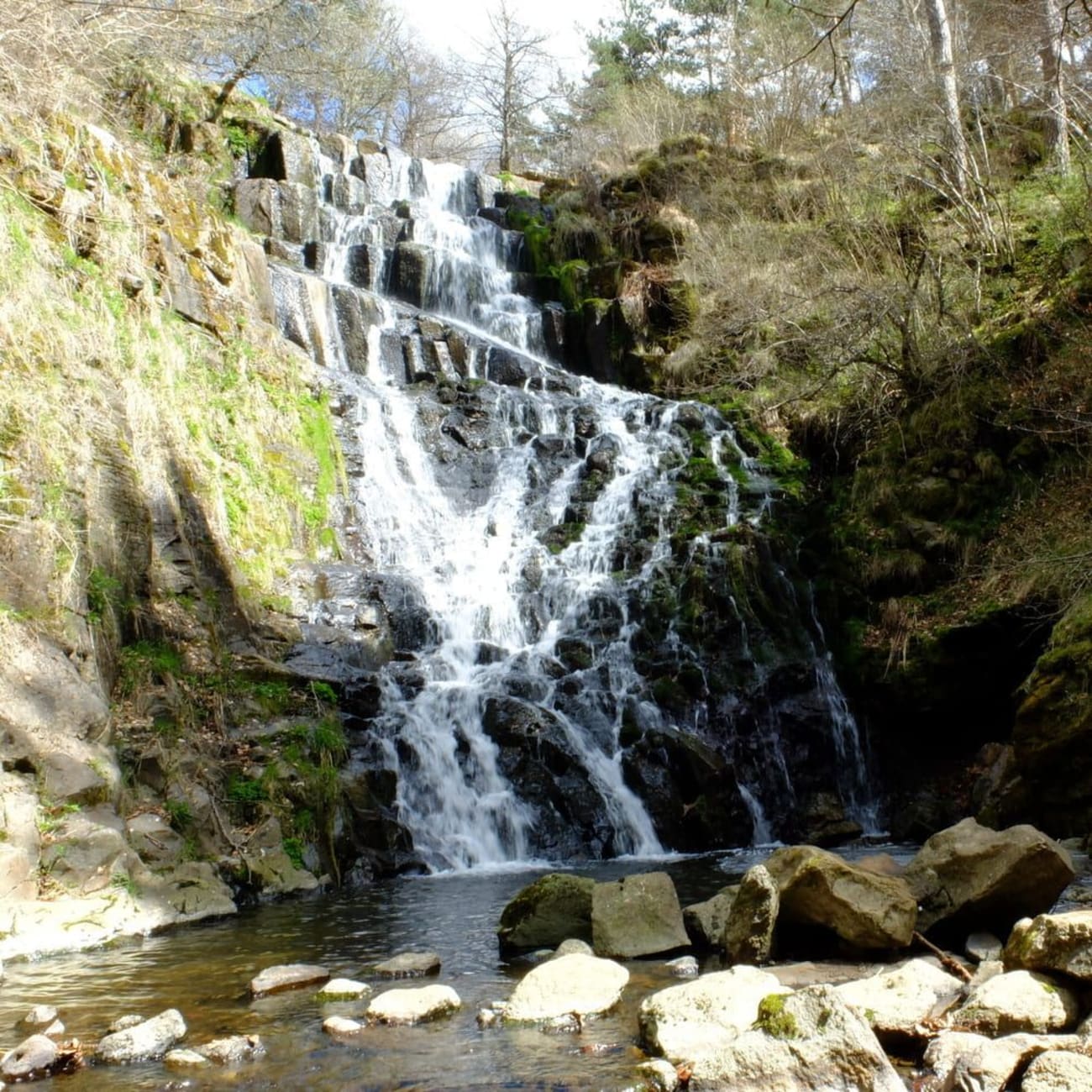 Randonnée cascades Haute-Loire : eau chutant sur roche sombre