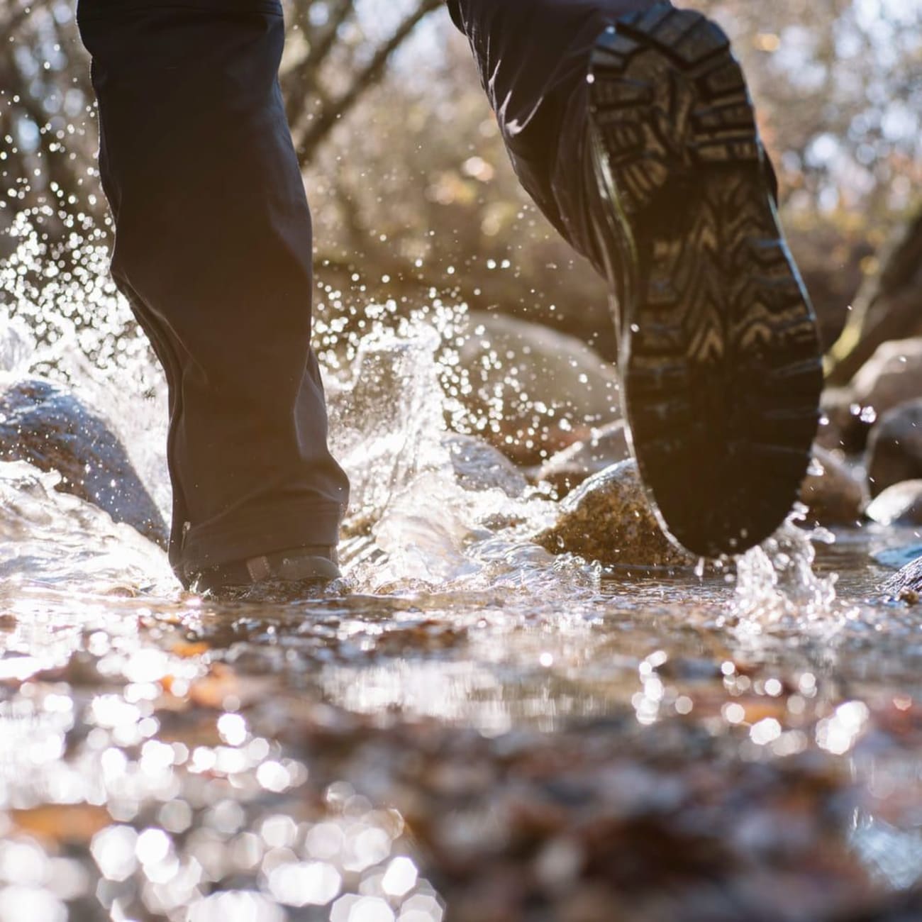 Randonnée cascades Haute-Loire : chaussures marchant dans eau