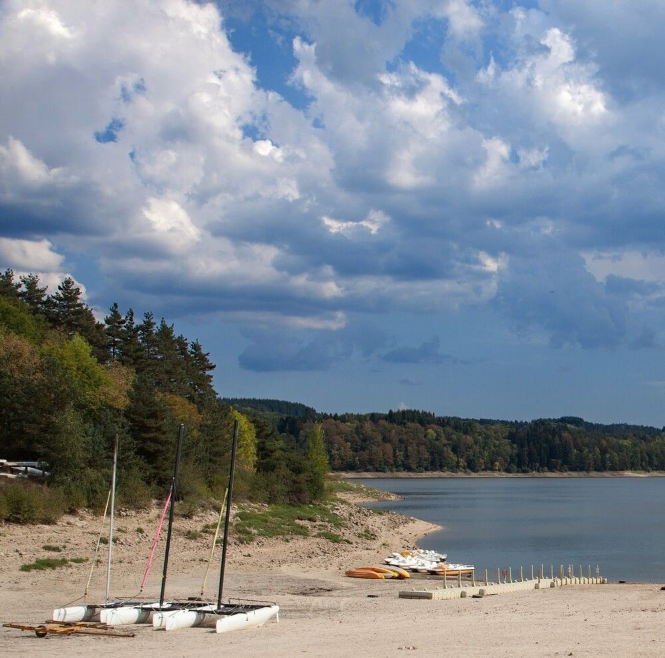 Vue sur la plage du lac de Lavalette.