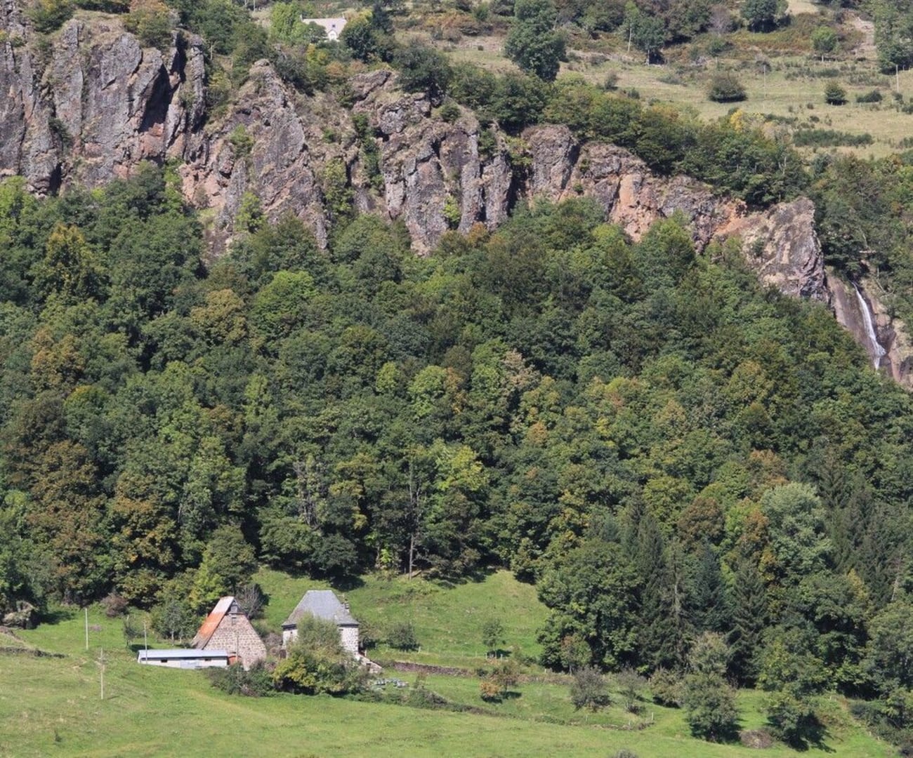 Photo des falaises du Chaos de Castelinet bordé par la forêt.