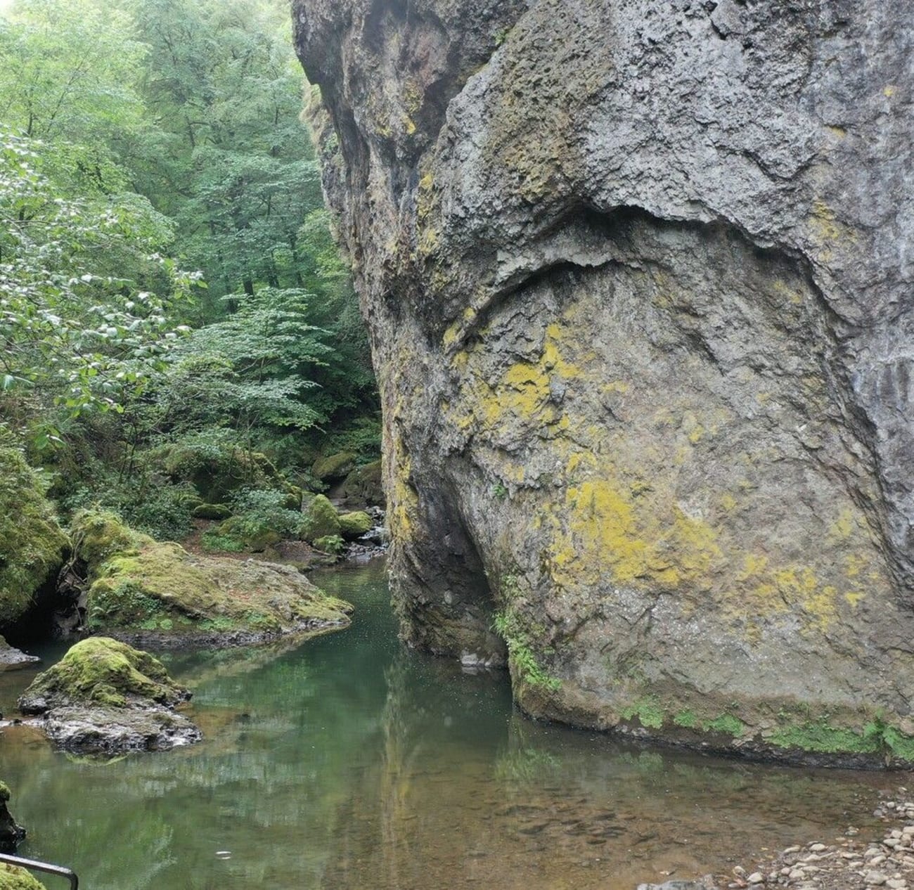 Focus sur la plage de galets et les falaises du pas de Cère.