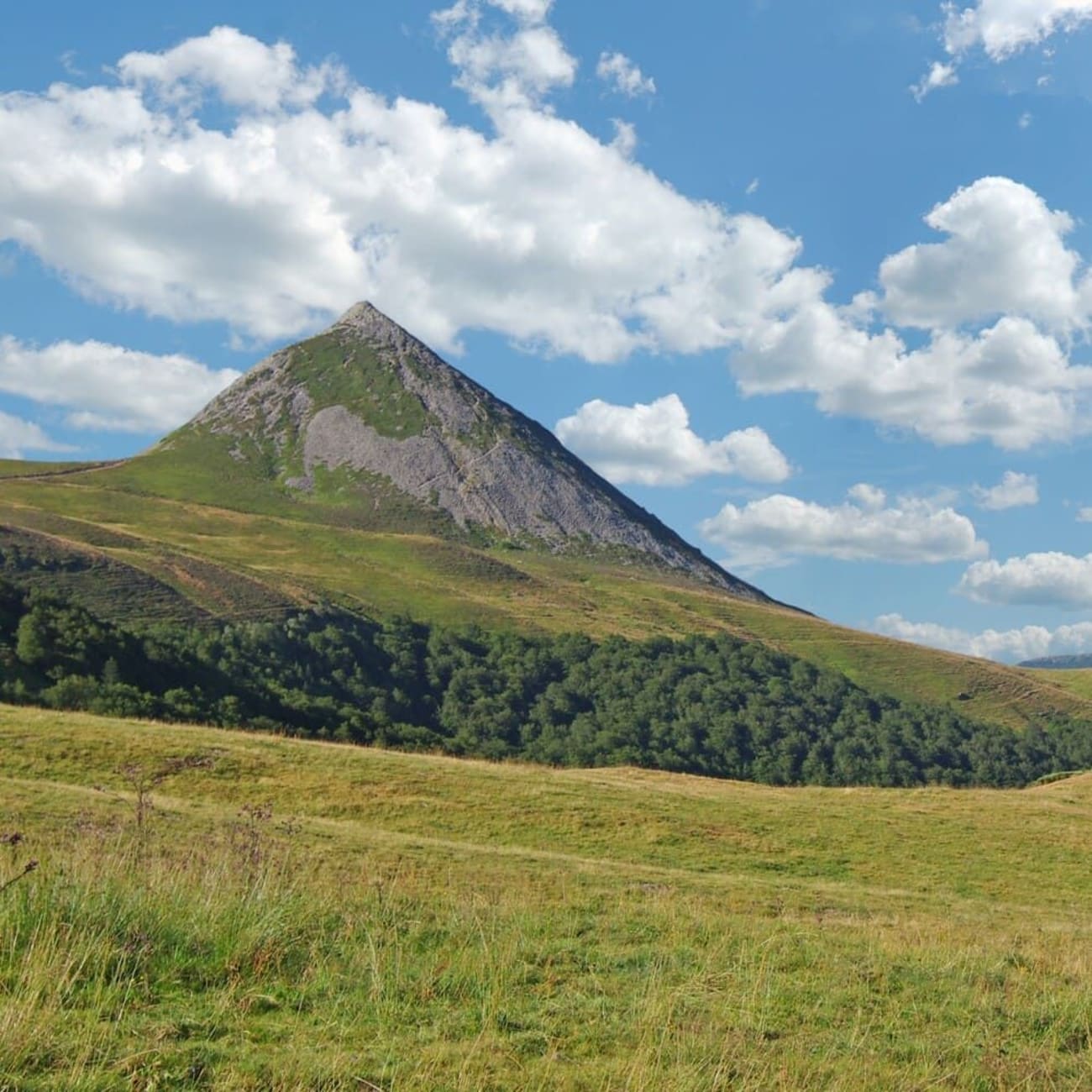 Randonnée puy Griou : vue sur le puy Griou depuis les alpages