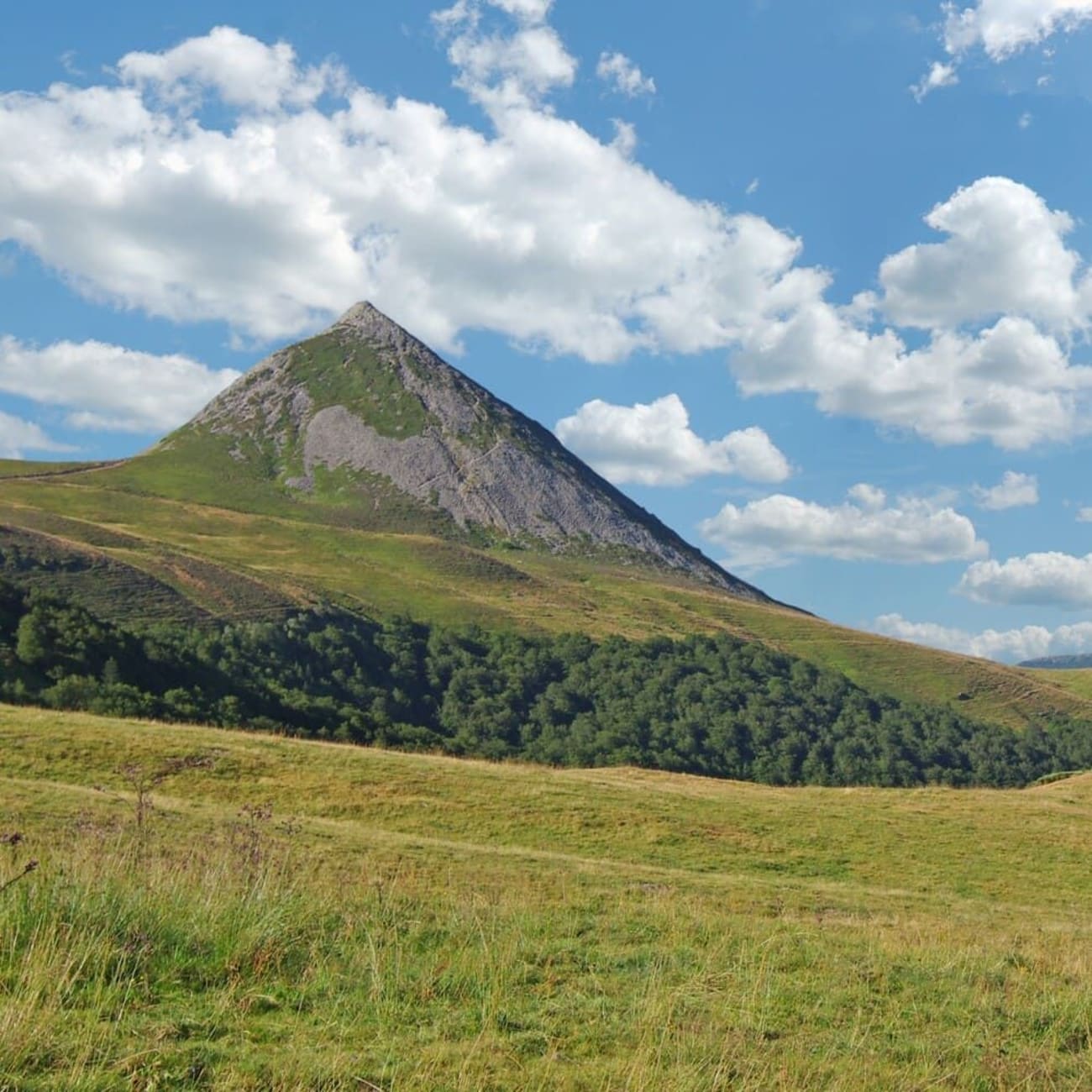 Randonnée puy Griou : vue sur le puy Griou depuis les alpages