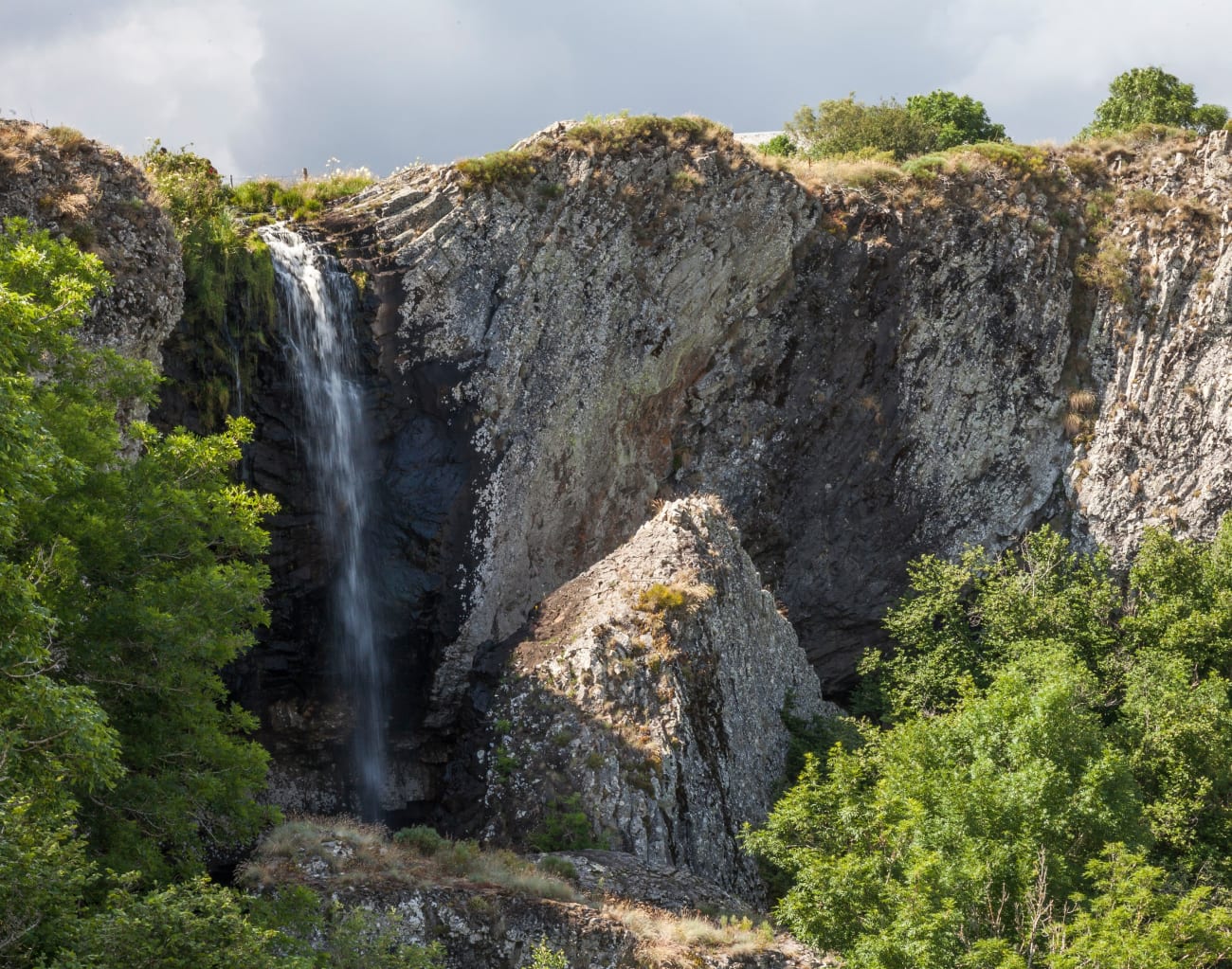 Photo de la cascade de Déroc et sa grotte en Aubrac.