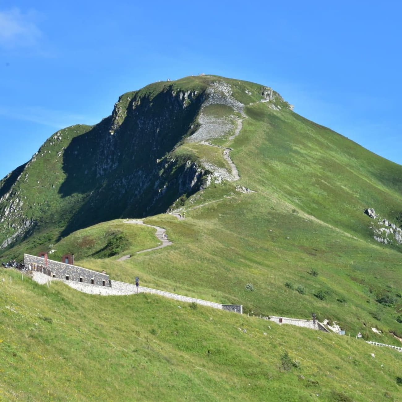 Randonnée monts du Cantal : sommet arrondi verdoyant et sentier y menant