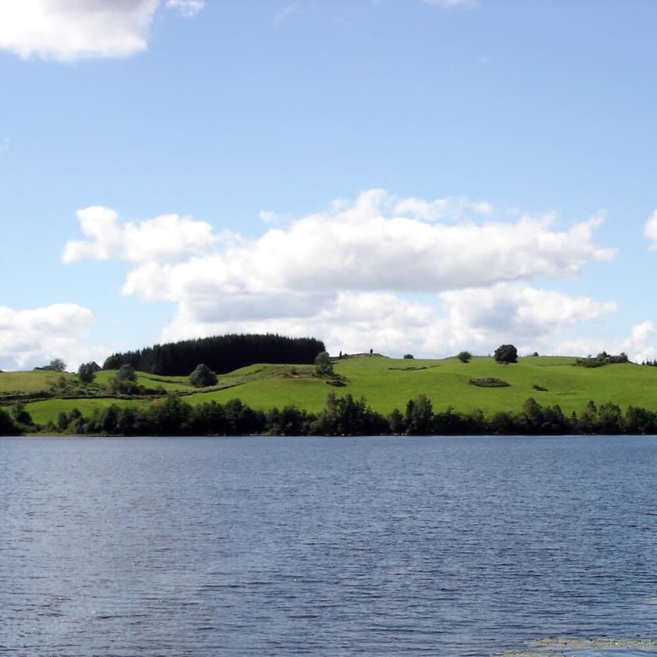 Randonnée lac Cantal : vue sur le lac de la Crégut