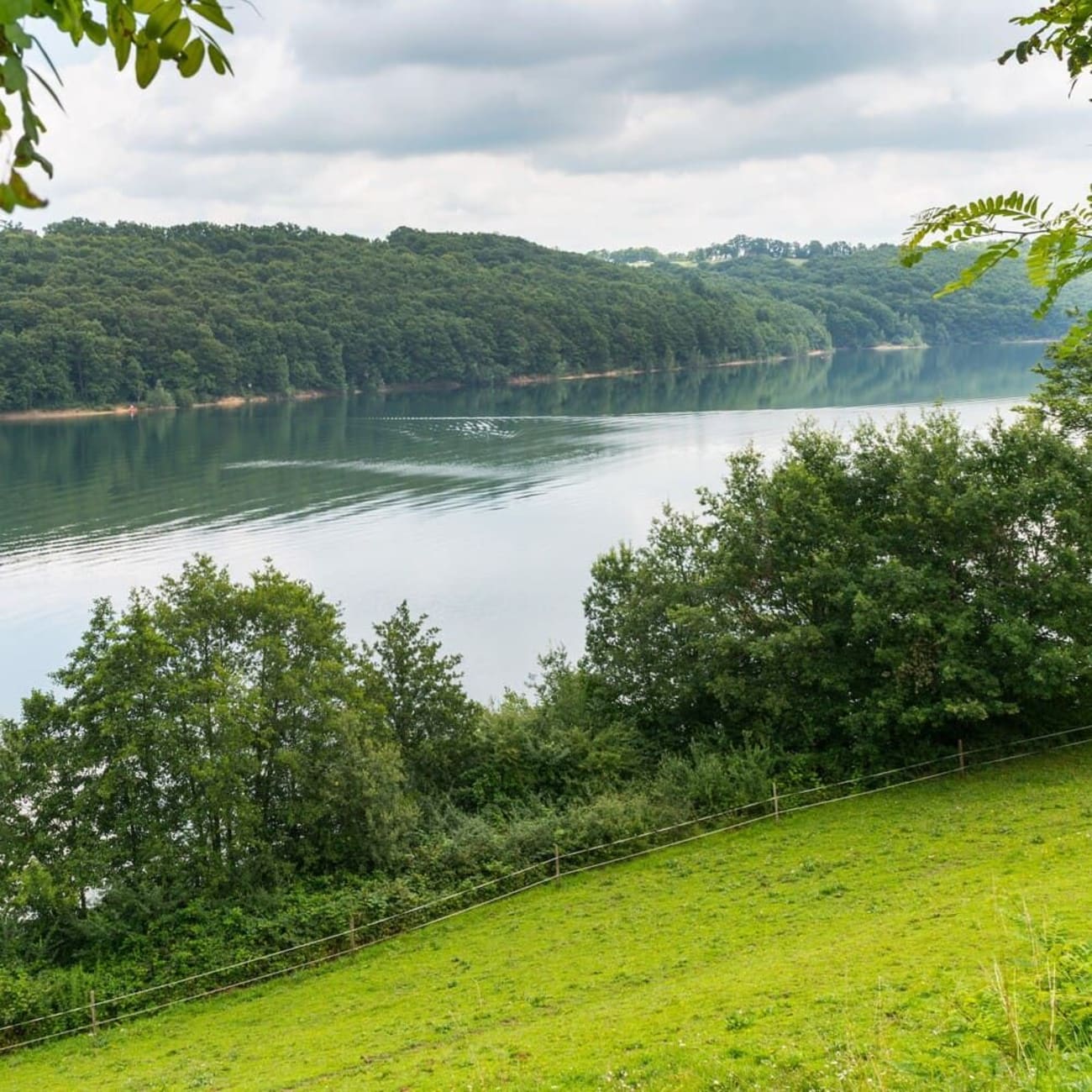 Randonnée lac Cantal : vue sur le lac de Saint-Etienne-de-Cantalès