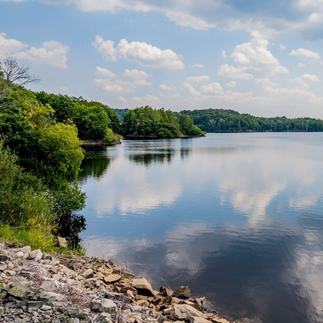 Randonnée lac Cantal : vue sur le lac de Lastioulles