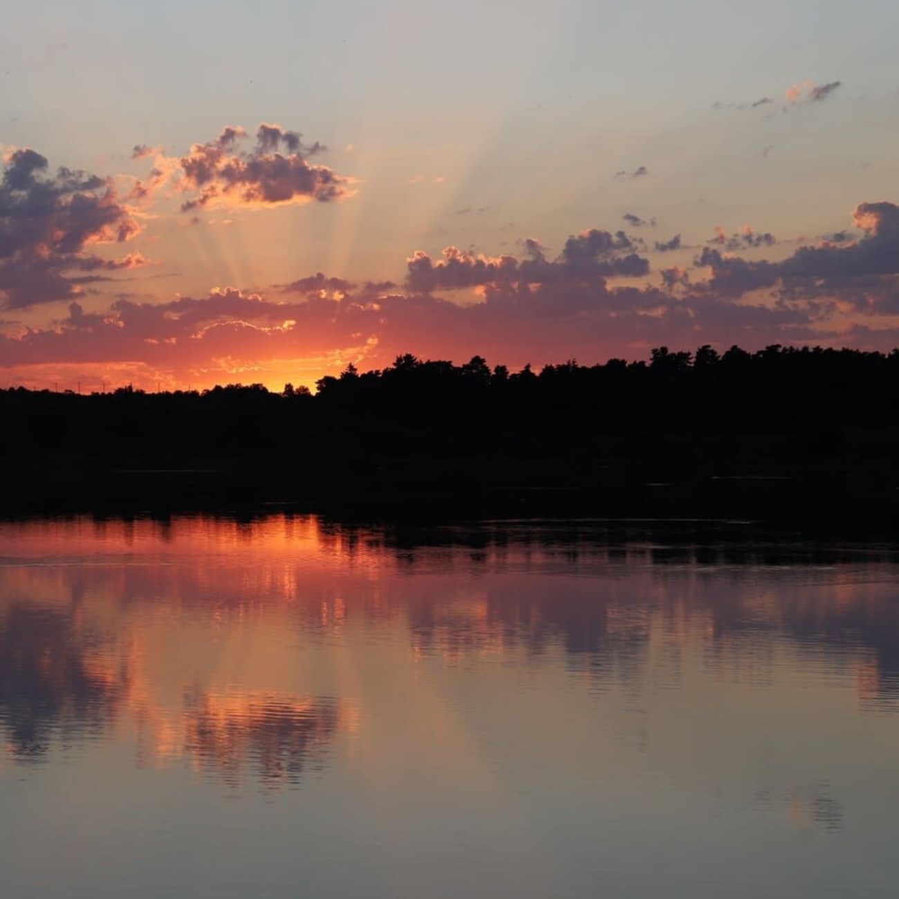Randonnée lac Cantal : vue sur le lac du Pêcher au coucher du soleil