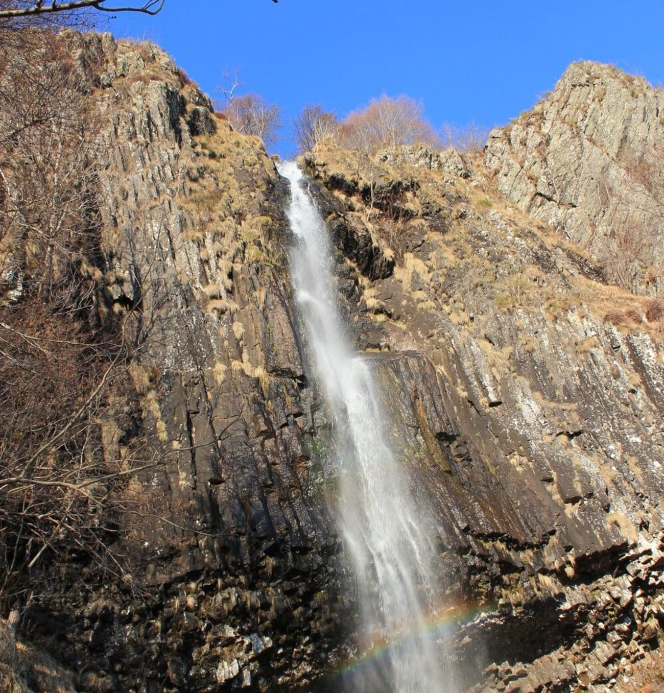 Vue sur la cascade de Faillitoux dans le Cantal.
