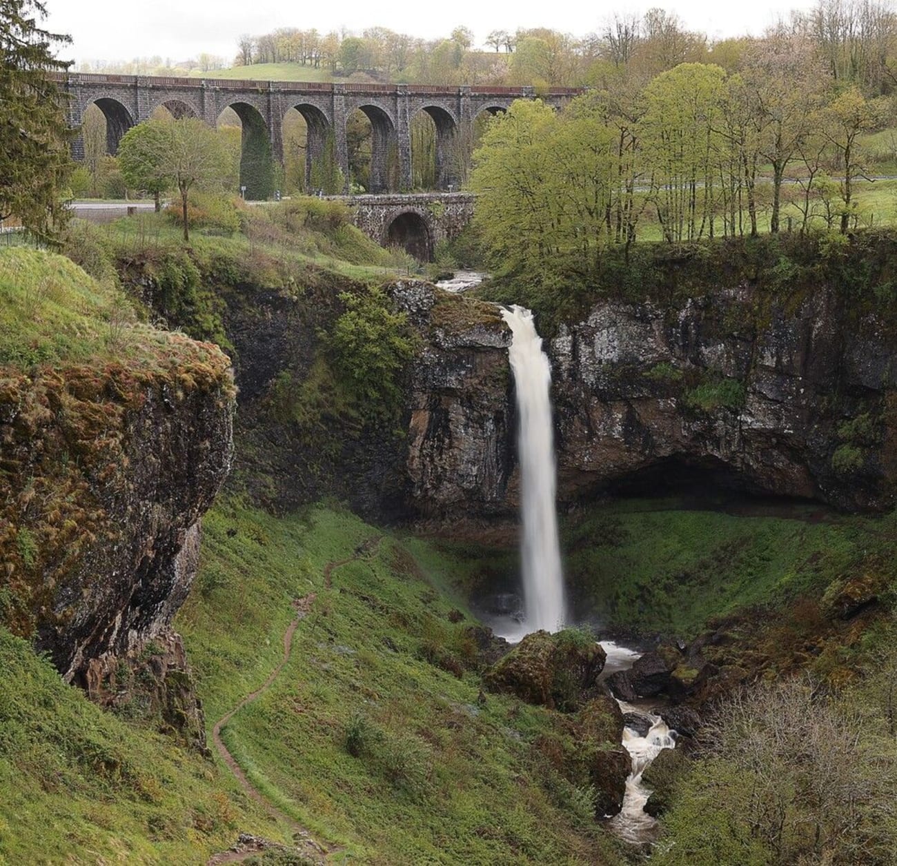 Photo de la cascade de Salins dans le Cantal.