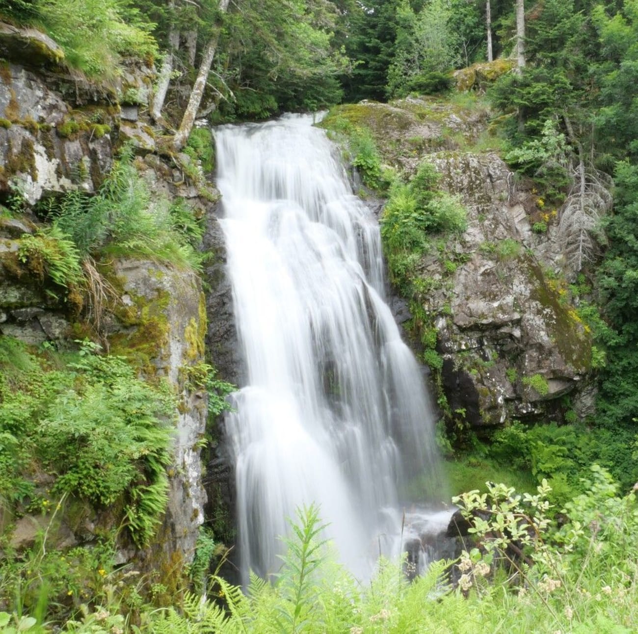 Vue sur la cascade des Vergnes dans le Cantal.