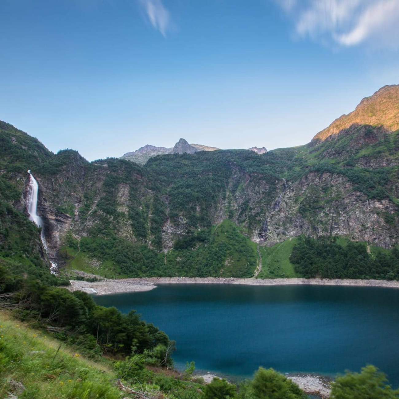 Randonnée lac d'Oô : étendue d'eau turquoise, cascade et montagnes verdoyantes